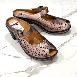 NEW White Mountain | Gold Platinum Leather Metallic Peep Toe Mule Shoe Size 8.5